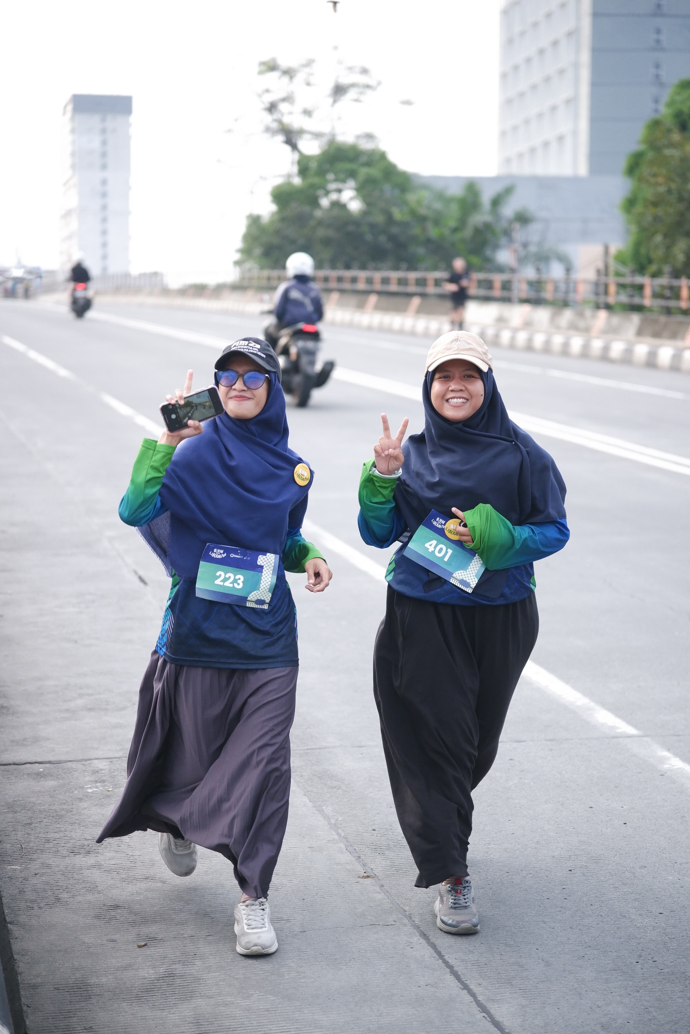 Pelari bersemangat melewati rute event 2025