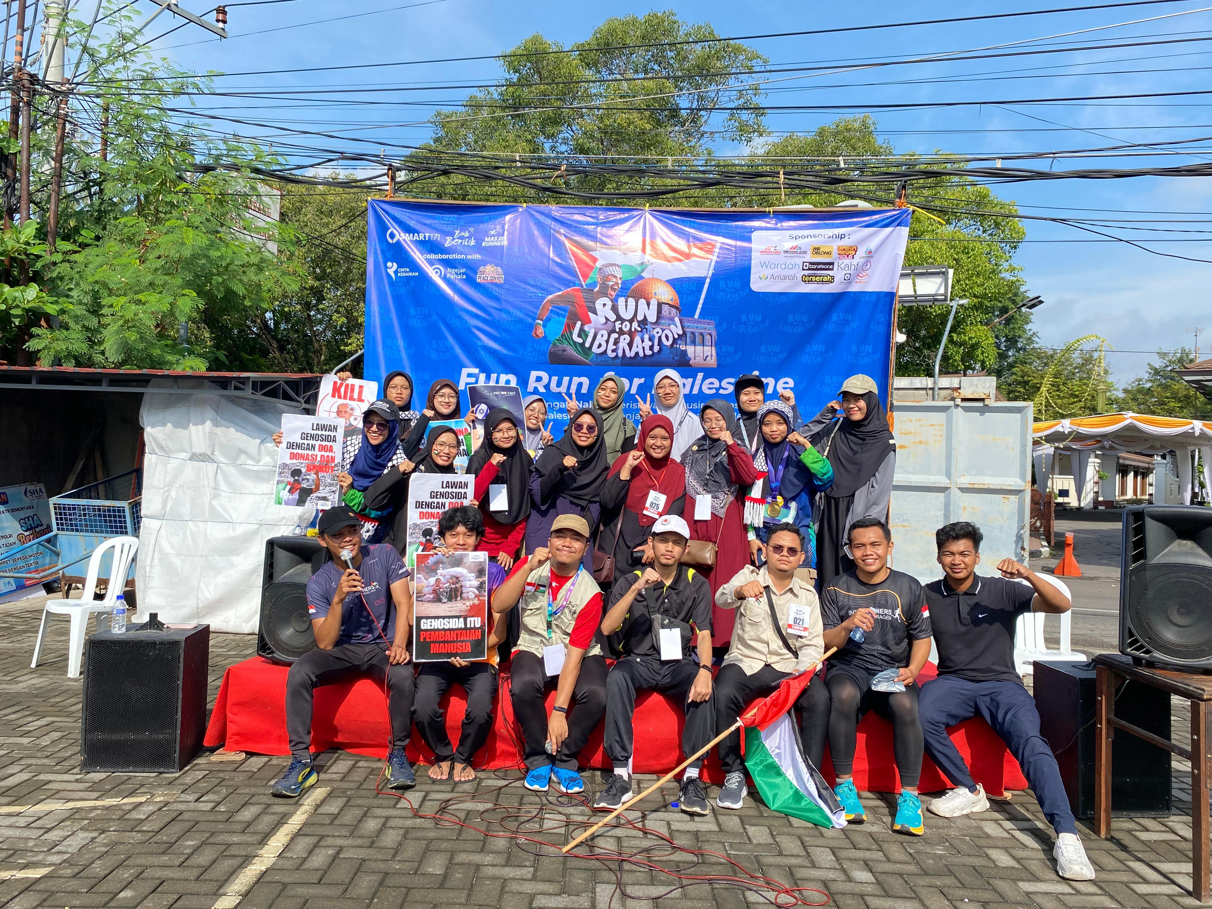 Momen solidaritas peserta